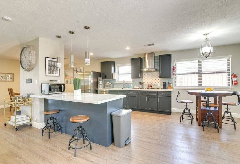 Seabrook Getaway: 5 Mi To Nasa Control Center!