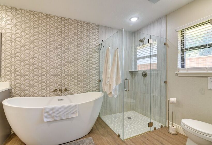 Seabrook Getaway: 5 Mi To Nasa Control Center!