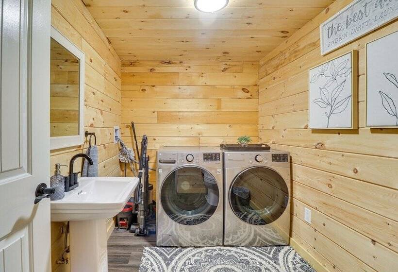 Secluded Cabin W/ Mtn Views ~ 33 Mi To Bigfork!