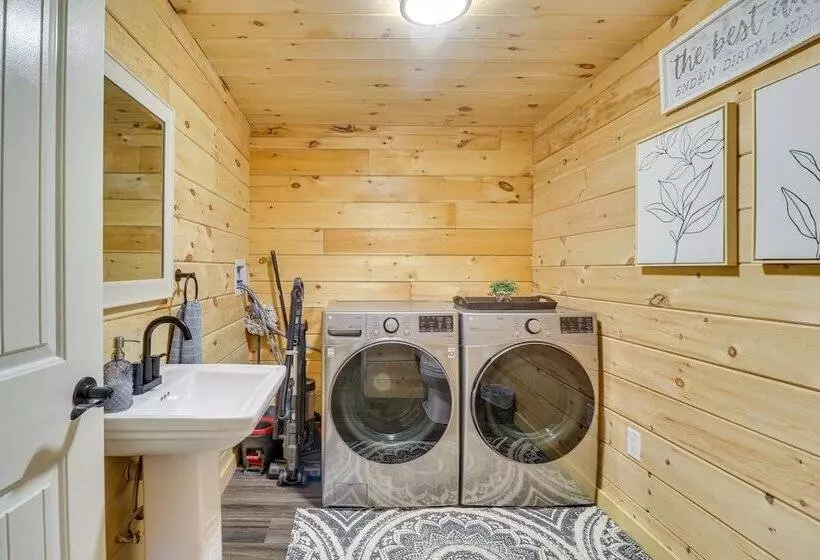 Secluded Cabin W/ Mtn Views ~ 33 Mi To Bigfork!