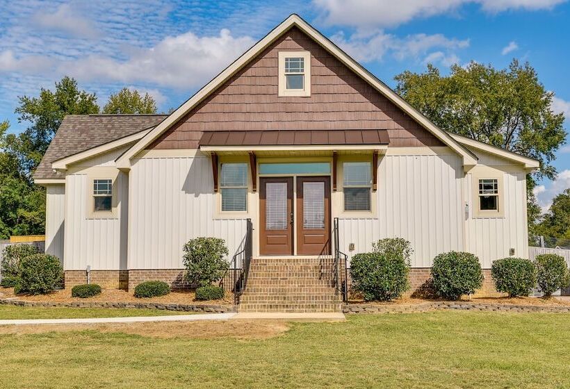 Waterfront Benson Retreat: Rescue Farm W/ A Lake!