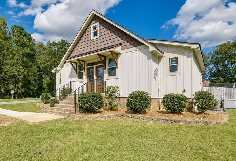 Waterfront Benson Retreat: Rescue Farm W/ A Lake!