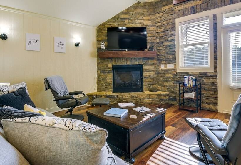 Waterfront Benson Retreat: Rescue Farm W/ A Lake!