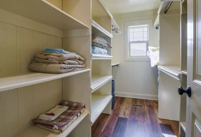 Waterfront Benson Retreat: Rescue Farm W/ A Lake!