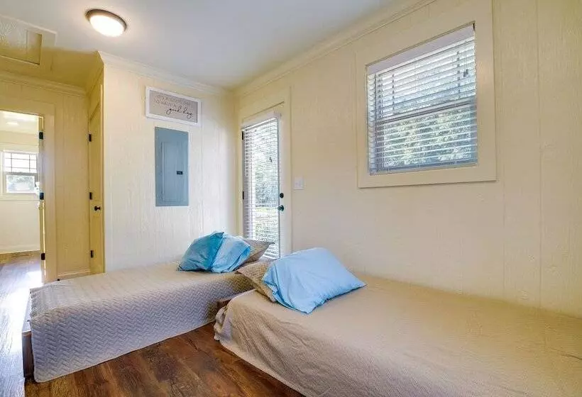 Waterfront Benson Retreat: Rescue Farm W/ A Lake!