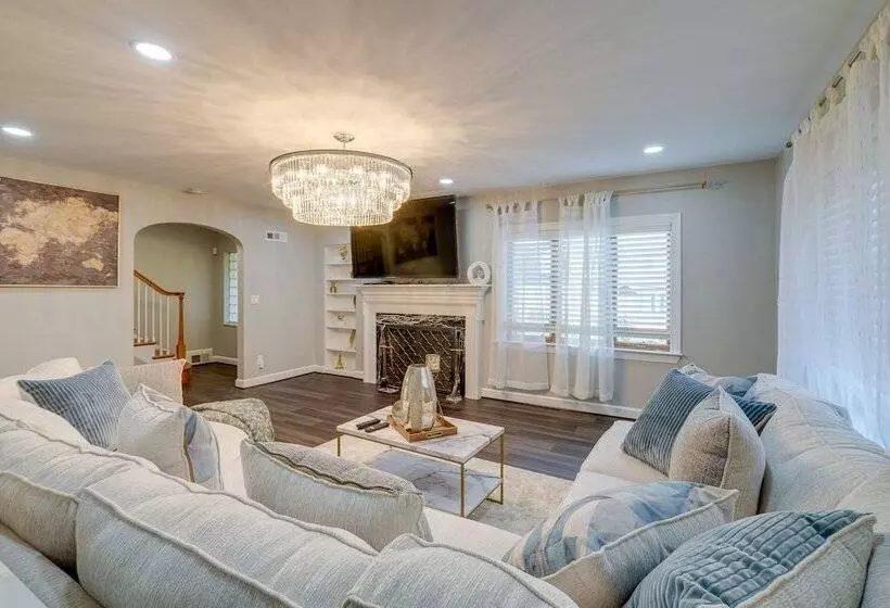 Silver Springs Home: Walk To Downtown!