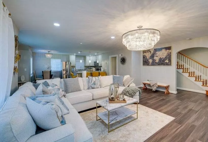 Silver Springs Home: Walk To Downtown!