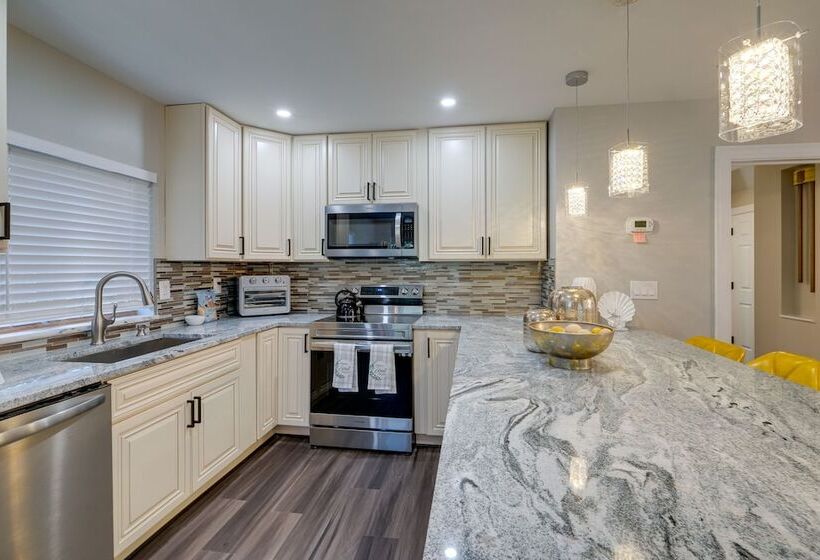 Silver Springs Home: Walk To Downtown!