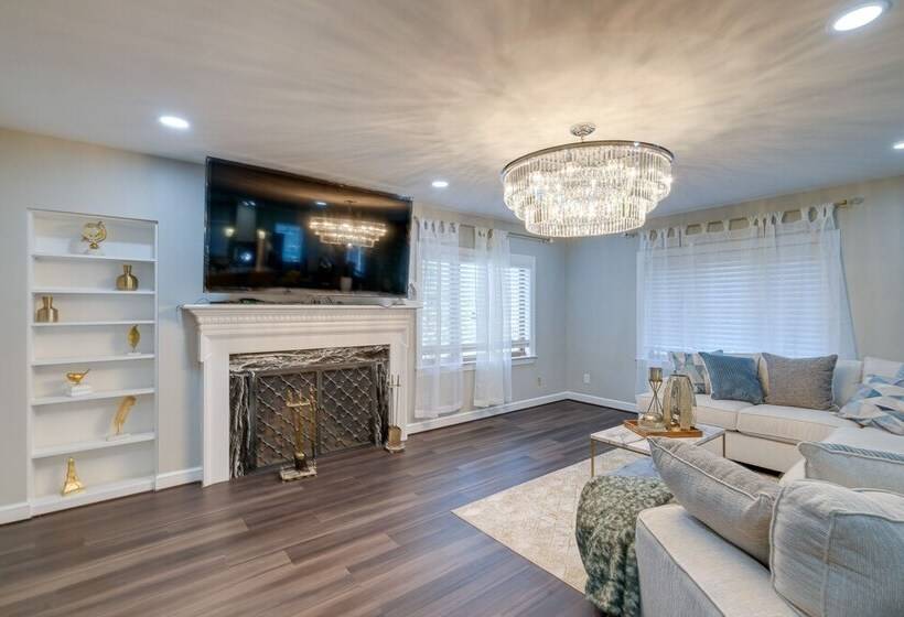 Silver Springs Home: Walk To Downtown!