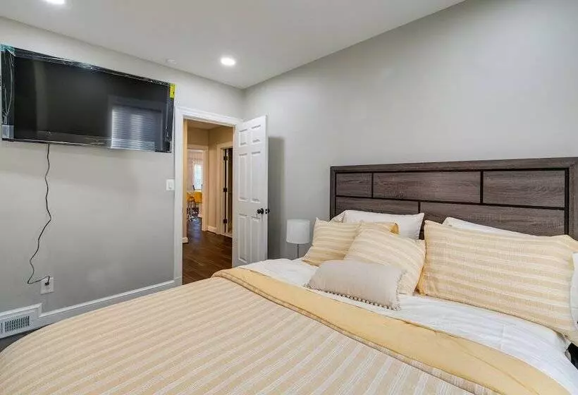 Silver Springs Home: Walk To Downtown!