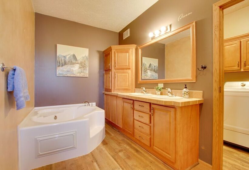 Spacious Canyon Ferry Lake House With Bar & Views!