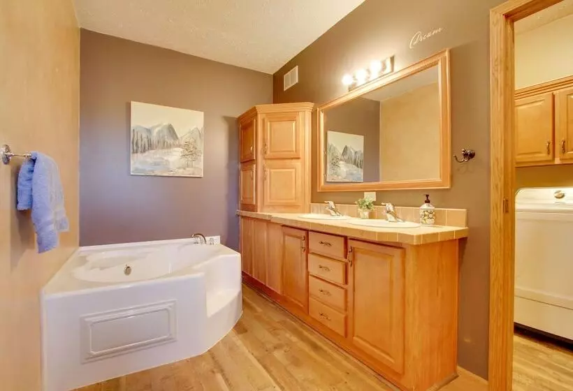 Spacious Canyon Ferry Lake House With Bar & Views!