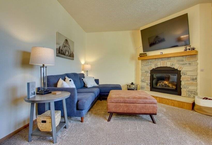 Spacious Canyon Ferry Lake House With Bar & Views!