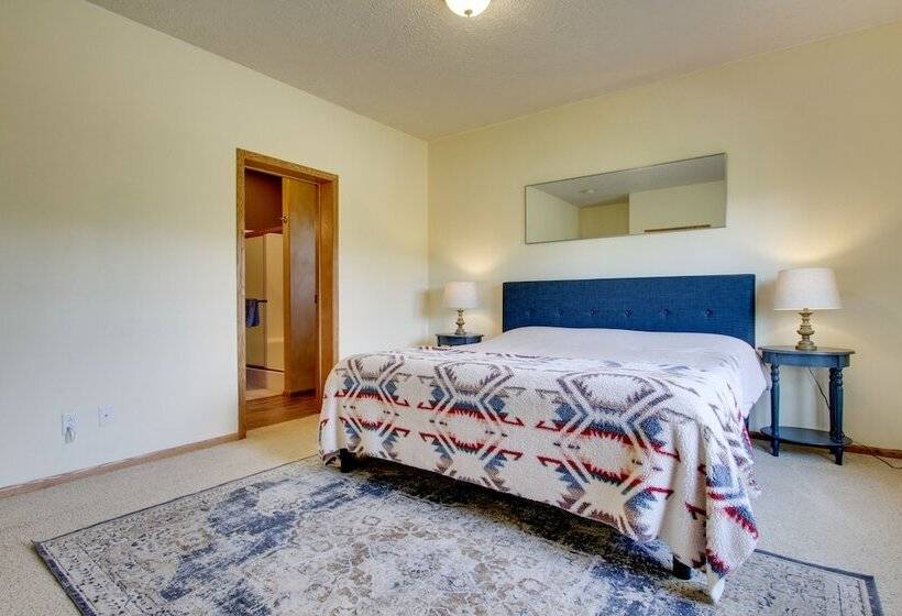 Spacious Canyon Ferry Lake House With Bar & Views!