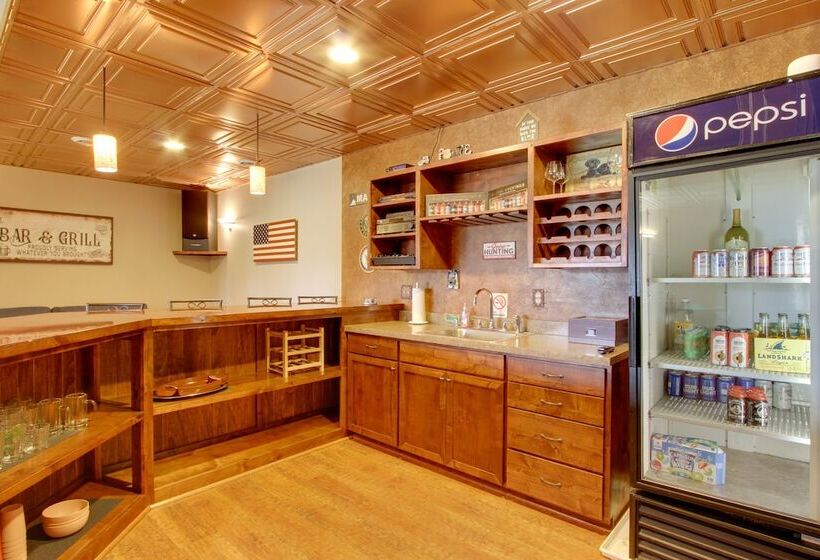 Spacious Canyon Ferry Lake House With Bar & Views!