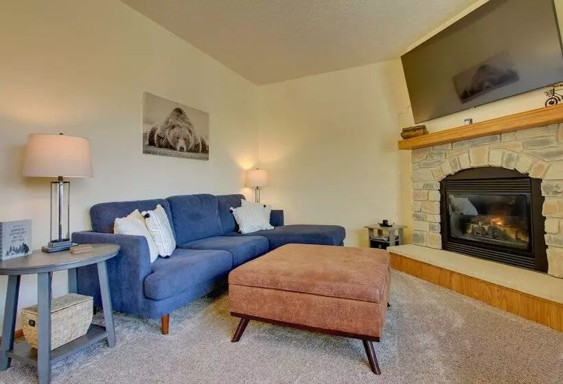 Spacious Canyon Ferry Lake House With Bar & Views!