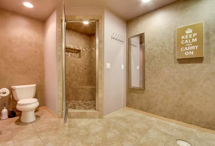 Spacious Canyon Ferry Lake House With Bar & Views!