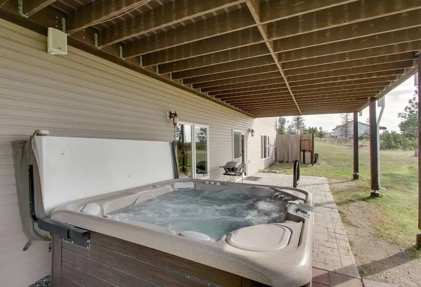 Spacious Canyon Ferry Lake House With Bar & Views!