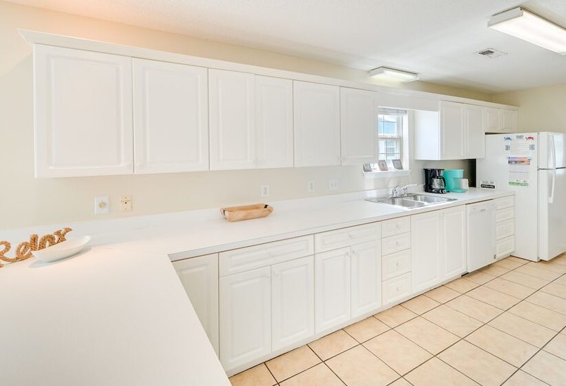 Walk To Ocean: Surfside Beach Gem W/ Private Pool