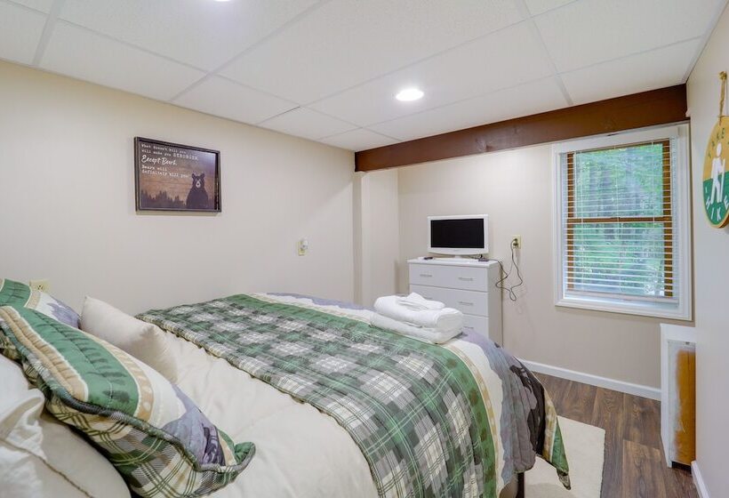 Deck, Fire Pit, & Grill: Beech Mountain Chalet