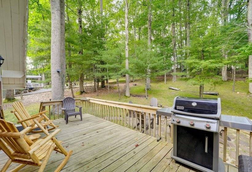 Deck, Fire Pit, & Grill: Beech Mountain Chalet