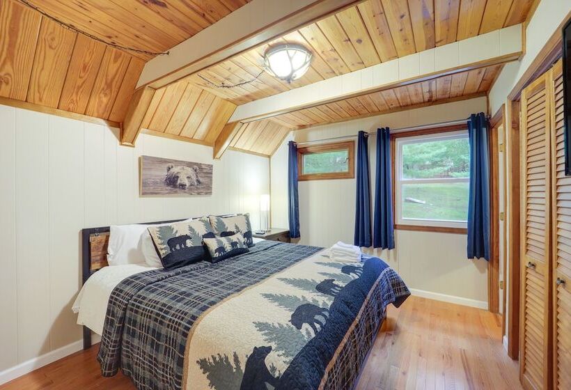 Deck, Fire Pit, & Grill: Beech Mountain Chalet