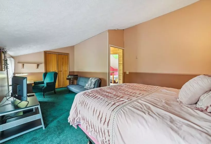 Charming Mio Family Retreat Near Mio Dam Pond!