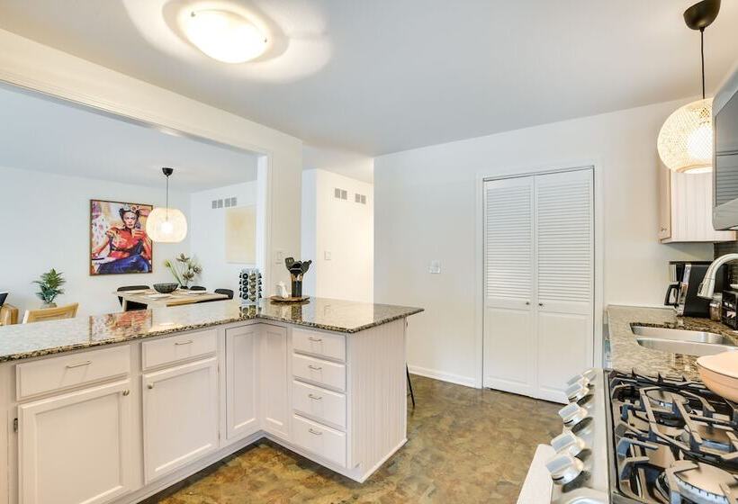 Glen Ellyn Home: Walk To Downtown Dining & Shops!