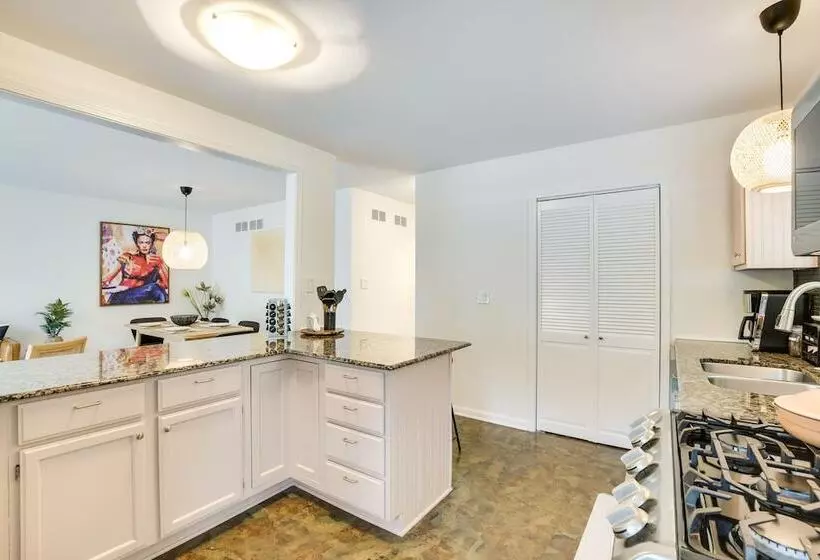 Glen Ellyn Home: Walk To Downtown Dining & Shops!