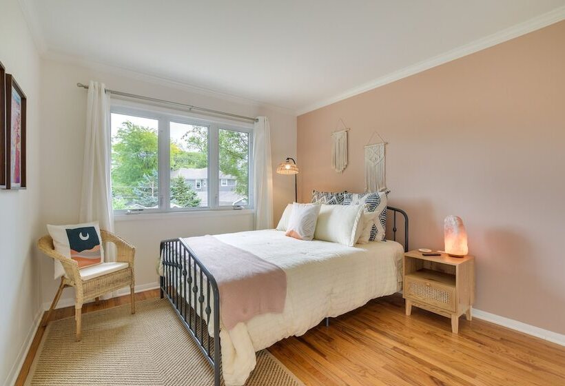 Glen Ellyn Home: Walk To Downtown Dining & Shops!