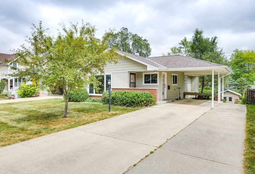 Glen Ellyn Home: Walk To Downtown Dining & Shops!