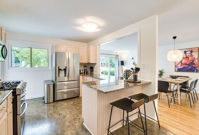 Glen Ellyn Home: Walk To Downtown Dining & Shops!