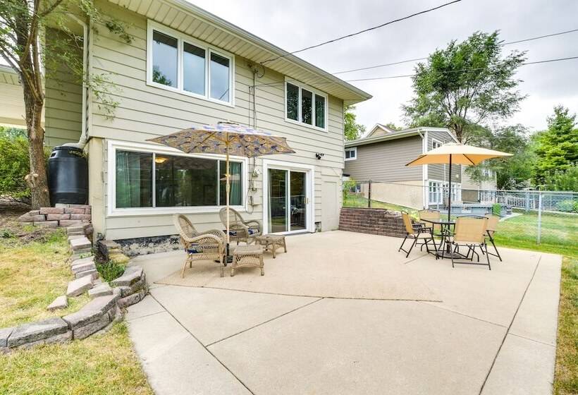 Glen Ellyn Home: Walk To Downtown Dining & Shops!