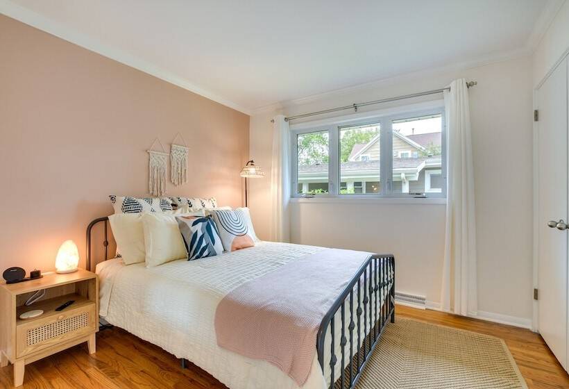 Glen Ellyn Home: Walk To Downtown Dining & Shops!