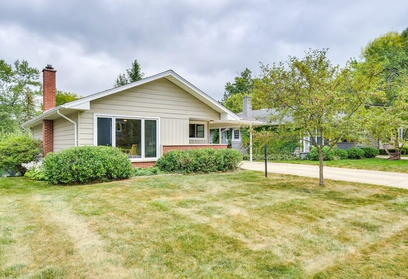 Glen Ellyn Home: Walk To Downtown Dining & Shops!