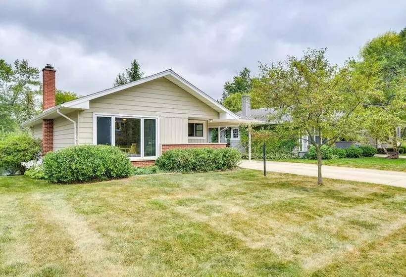 Glen Ellyn Home: Walk To Downtown Dining & Shops!