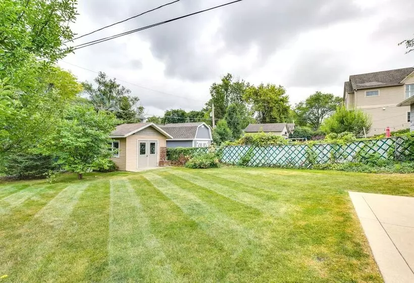 Glen Ellyn Home: Walk To Downtown Dining & Shops!
