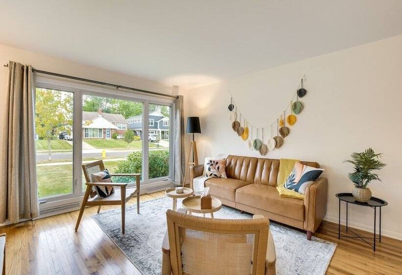 Glen Ellyn Home: Walk To Downtown Dining & Shops!