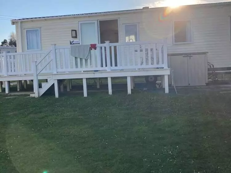 هتل 3 Bedroom Ensuite Caravan