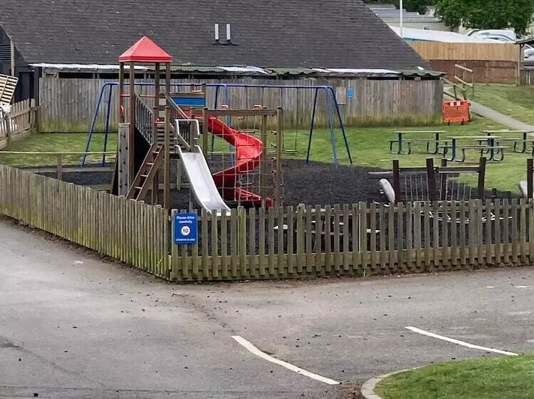 هتل 3 Bedroom Ensuite Caravan