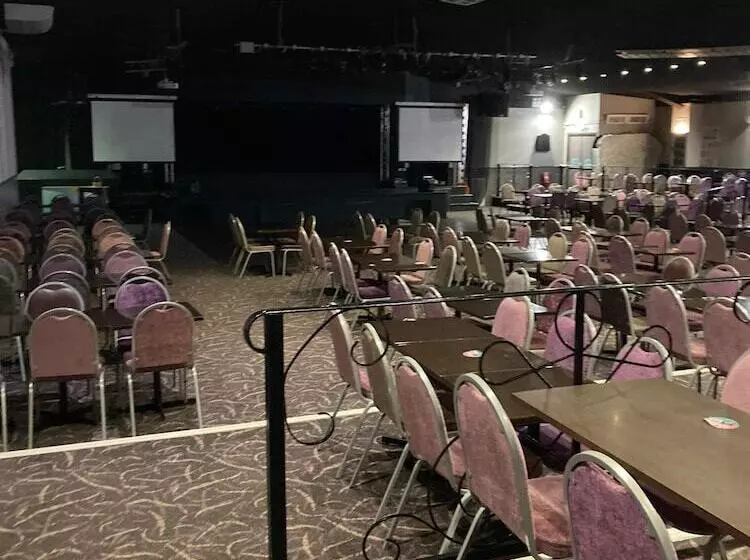 هتل 3 Bedroom Ensuite Caravan