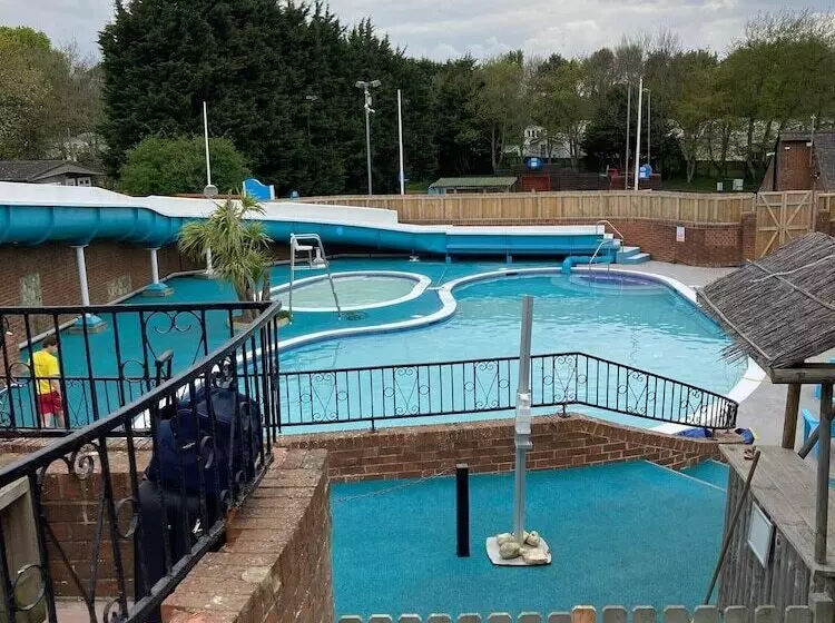 هتل 3 Bedroom Ensuite Caravan