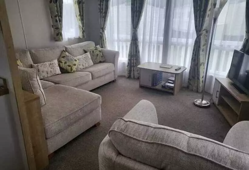 هتل 3 Bedroom Ensuite Caravan