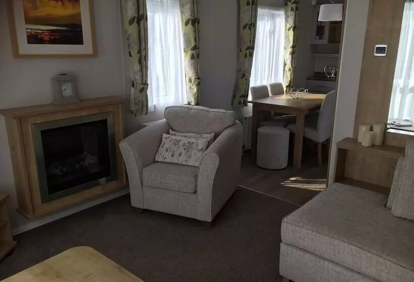 هتل 3 Bedroom Ensuite Caravan