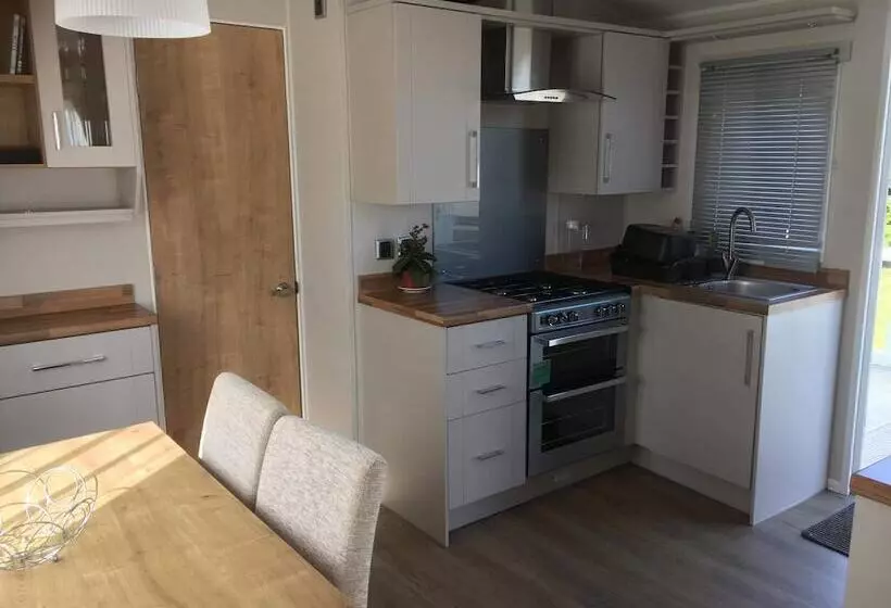 هتل 3 Bedroom Ensuite Caravan