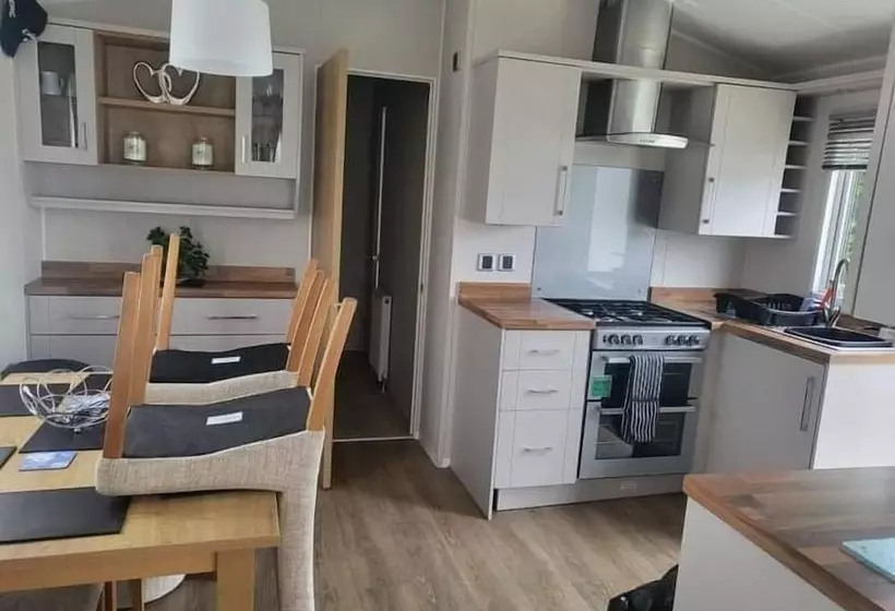 هتل 3 Bedroom Ensuite Caravan