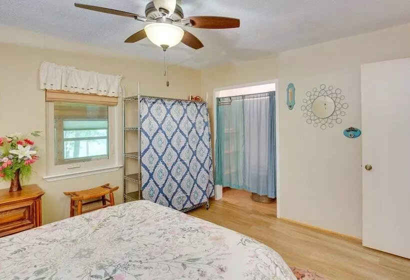 Kilgore Lakefront Home W/ Private Dock & Pier!