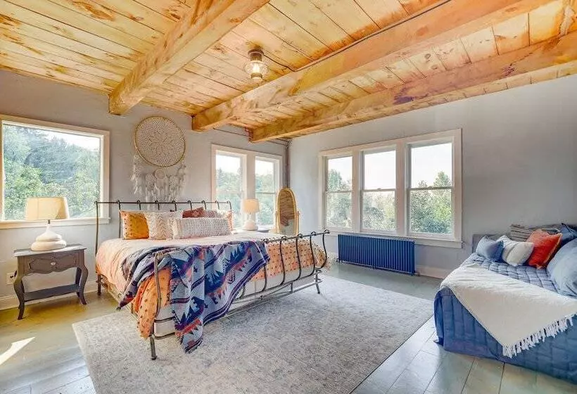 Luxe 14 Acre Vermont Countryside Lodge!