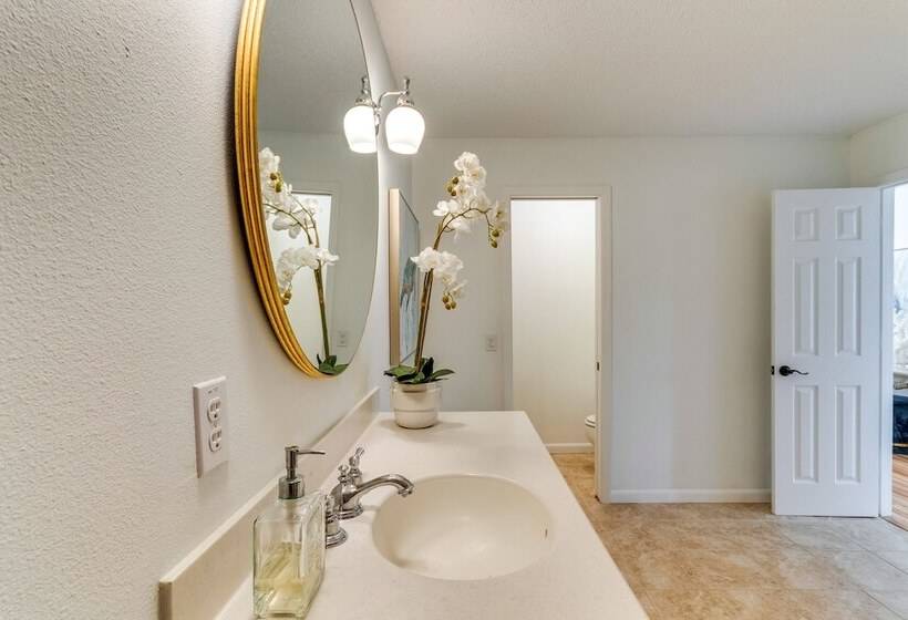 Luxe Gulf Breeze Home W/ Patios 4 Mi To Beaches!