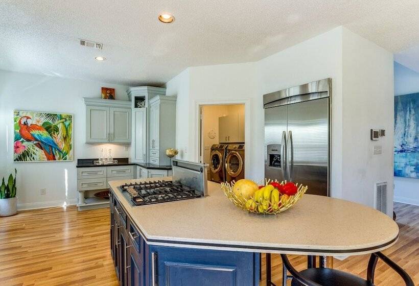 Luxe Gulf Breeze Home W/ Patios 4 Mi To Beaches!